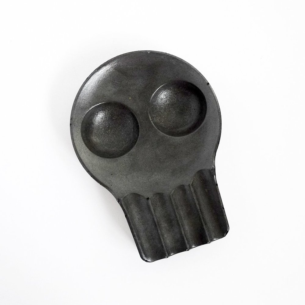 Concrete Stone Minimalist Industrial SKULL Shaped ASHTRAY 1.75" x 3.5" x 5" - Picture 2 of 3